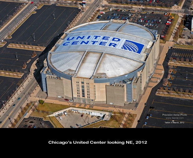 36-CHICAGO_United-Center_120309-300